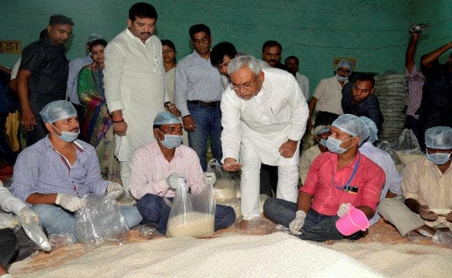 बिहार में बाढ़ ने 341 लोगों की जान ली, तसवीरों में देखें नीतीश कुमार ने कैसे संभाला रखा है मोर्चा