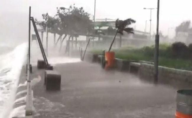 VIDEO: चीन में  ''हातो '' ने मचायी तबाही, 12 की मौत, देखें कैसे कागज के डिब्बे की तरह पलट गया ट्रक