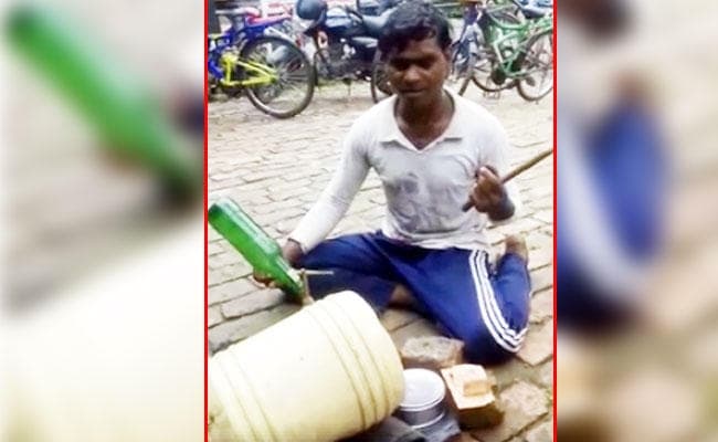 VIDEO : देशी जुगाड़ से यह शख्स करता है म्यूजिक कंपोज आैर खुद ही गाता है गाना