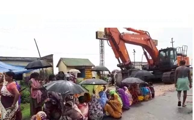 कथारा में सीसीएम परियोजना के विस्तारीकरण को लेकर धरने पर बैठी महिलाएं, रखा है निर्जला उपवास