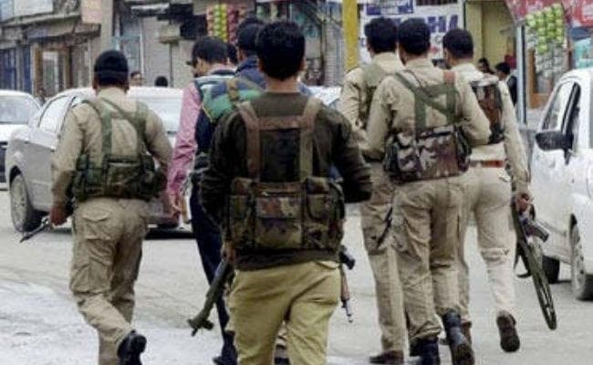 भिखारी से पैसा छीनते पुलिसकर्मी कैमरे में हुआ कैद, हुआ गिरफ्तार