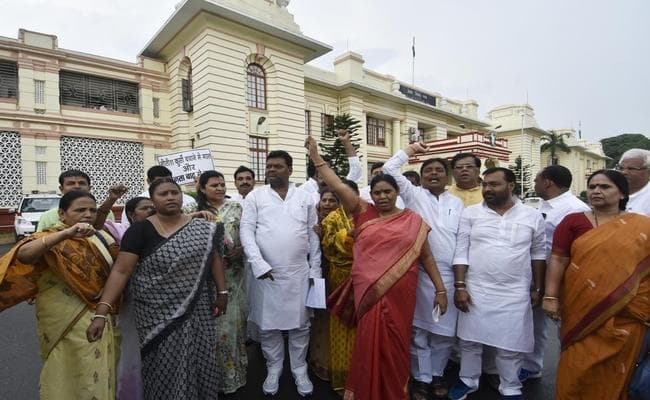 VIDEO : बाढ़ राहत के मसले पर विधानसभा में बवाल, नंद किशोर ने कहा- चुल्लू भर पानी में डूब मरे विपक्ष