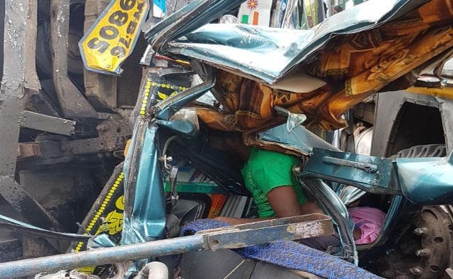पश्चिम बंगाल में भीषण सड़क हादसे में एक ही परिवार के पांच लोगों की मौत