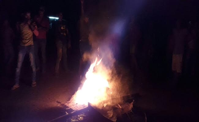 धनबाद के घनुडीह ओपी में भीड़ ने मचाया उपद्रव, पुलिस ने लाठी चार्ज कर लोगों को खदेड़ा