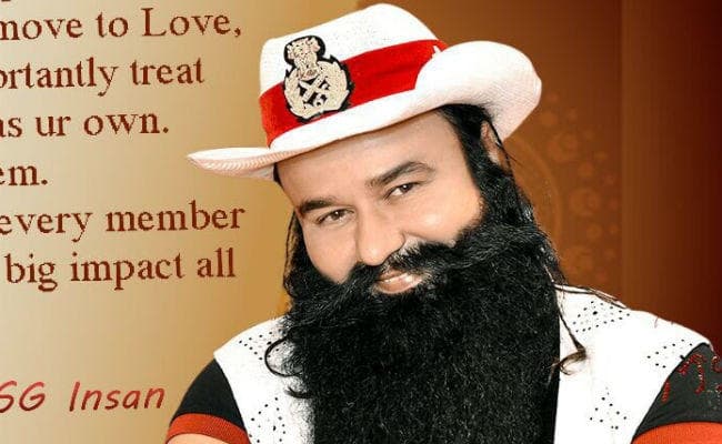 अपने 50वें जन्मदिन पर जब गुरमीत राम रहीम ने तलवार से काटा केक, देखें VIDEO