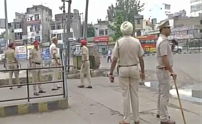 LIVE Panchkula :  पंजाब-हरियाणा-दिल्ली में डेरा समर्थकों की हिंसा, 18 की मौत, 200 घायल, दिल्ली में ट्रेन-बसों में आग, हरियाणा में 1000 प्रदर्शनकारी गिरफ्तार