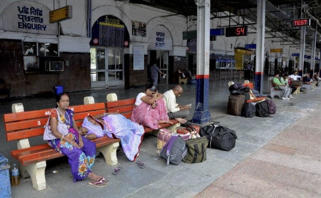 रेप के आरोपी गुरमीत राम रहीम के कारण थम गया आधा पश्चिमी भारत, राज्य सरकारें लाचार, तसवीरों में देखें हाल