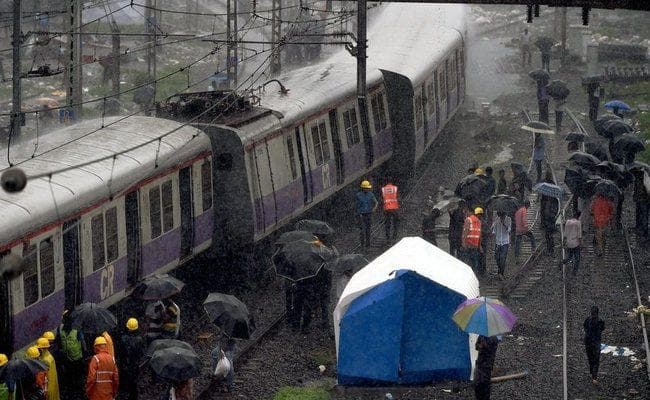 अब मुंबई में बेपटरी हुई लोकल ट्रेन, छह लोग घायल
