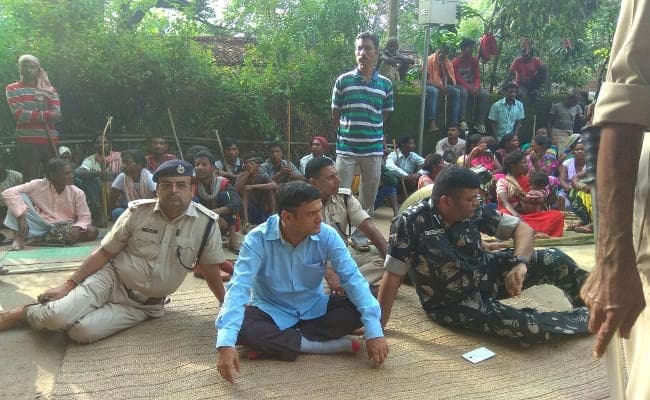 खूंटी में 13 घंटे बाद ग्रामीणों ने एसपी, एएसपी, एसडीओ, डीएसपी को किया मुक्त