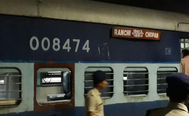 IN PICS : झारखंड पहुंची हरियाणा में भड़की हिंसा की आंच, डेरा समर्थकों ने रांची में चोपन-हटिया पैसेंजर में लगायी आग IN PICS : झारखंड पहुंची हरियाणा में भड़की हिंसा की आंच, डेरा समर्थकों ने रांची में चोपन-हटिया पैसेंजर में लगायी आग