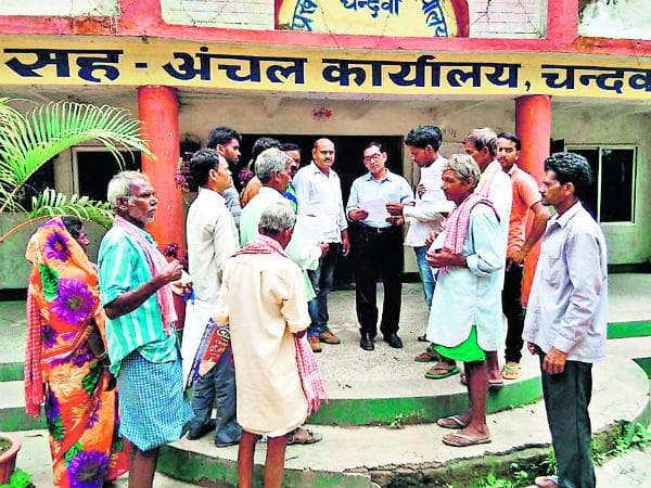 इस गांव में बरसों पहले खड़े कर दिये पोल, आज तक नहीं आयी बिजली, 2015 से आ रहे हैं बिल