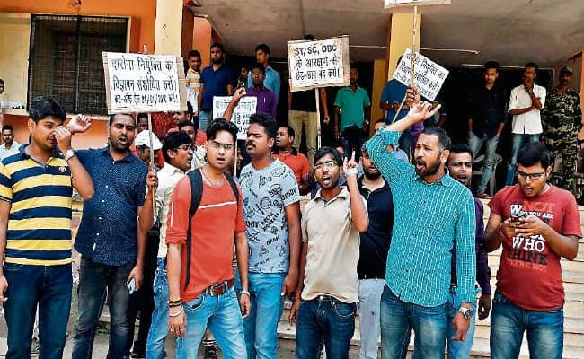 दारोगा नियुक्ति परीक्षा : छात्र संघों ने किया हंगामा दो छात्र नेता गिरफ्तार, रिहा, सवाल लीक होने का लगा आरोप