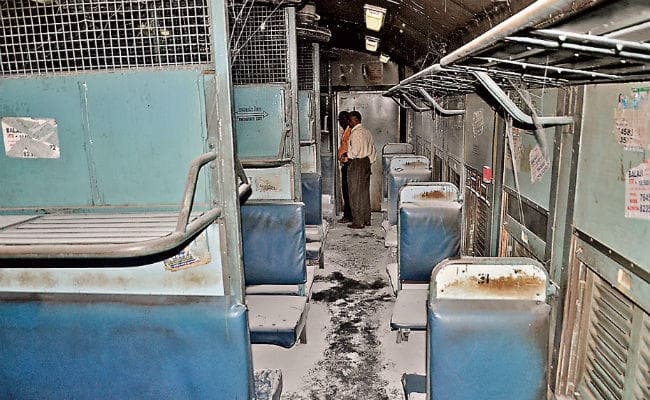 RANCHI : गुरमीत राम रहीम यौन शोषण मामला : डेरा सच्चा सौदा के समर्थक ने चोपन-हटिया ट्रेन में लगायी आग