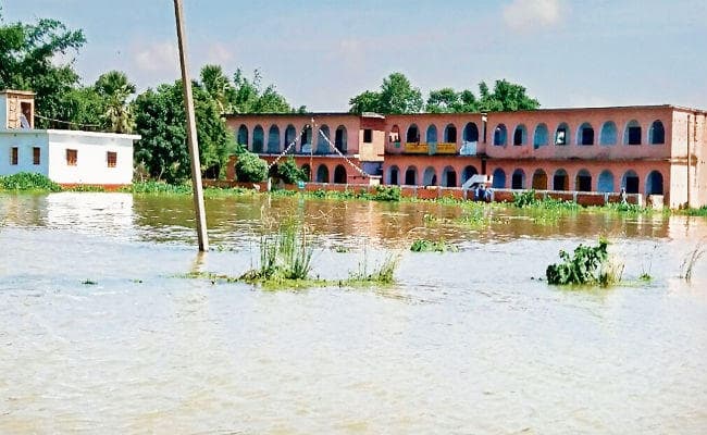 BIHAR : उत्तर बिहार में आयी बाढ़ से इंफ्रॉस्ट्रक्चर पूरी तरह से ध्वस्त, राहत शिविर हटने के बाद ही होगी पढ़ाई