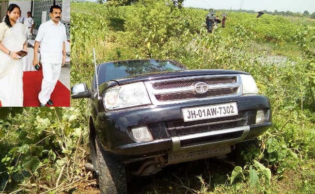 झारखंड के पूर्व मुख्यमंत्री मधु कोड़ा एवं उनकी विधायक पत्नी की गाड़ी दुर्घटनाग्रस्त, बाल-बाल बचे, देखें फोटो