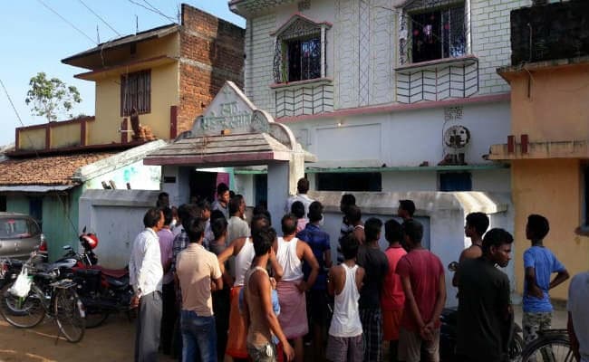 दुमका के जामा में विधायक बादल पत्रलेख के बाॅडीगार्ड के घर चोरी