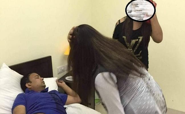 बिहार के इस IAS की होटल में इन दो लड़कियों संग रंगरेलियां मनाते तस्वीर हुई थी वायरल, पढ़ें...पूरा मामला