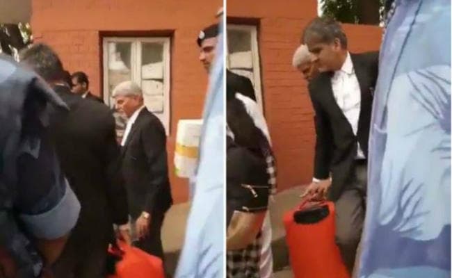 गुरमीत राम रहीम का बैग उठाने वाले हरियाणा के डिप्टी एडवोकेट जनरल गुरदास बरखास्त