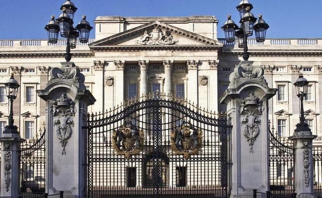 बकिंघम पैलेस के बाहर तलवार से हमले में तीन पुलिस अधिकारी घायल, आतंकी हमले की आशंका