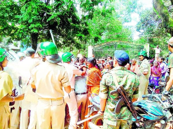 लातेहार में हत्या के आरोपी को गिरफ्तार कर छोड़ने के विरोध में लोगों ने डीसी ऑफिस घेरा, तो पुलिस ने बरसायी लाठियां