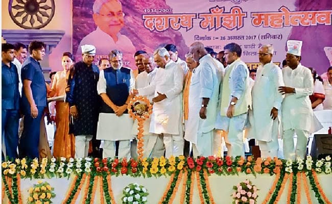 BIHAR : स्कूली किताबों में दिखेंगे माउंटेनमैन : सीएम