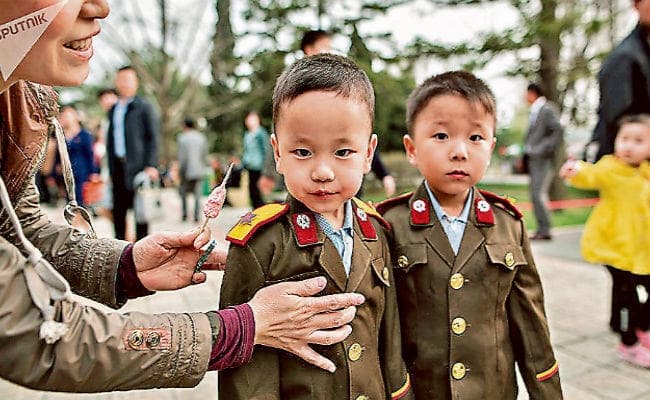 उत्तर कोरिया के स्कूलों में ''क्रांति'' का पाठ, बच्चों को दी जा रही है युद्ध की ट्रेनिंग