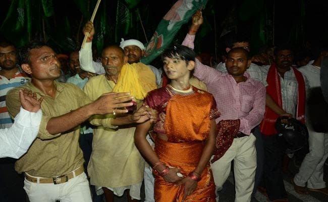 लालू की रैली से पहले राजद समर्थकों ने डांसरों संग लगाये ठुमके