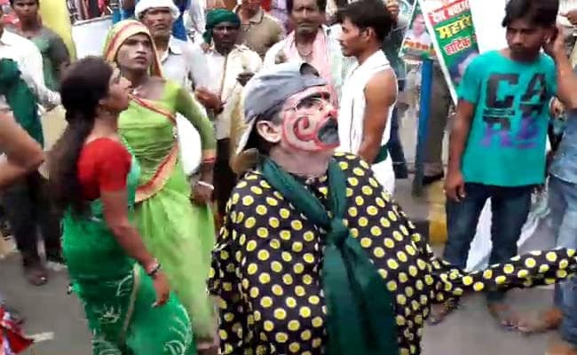 VIDEO : राजद की महारैली के रंग में रंगा पटना, ढोल-नगाड़े के साथ डांस करते सड़कों पर उतरे लालू समर्थक