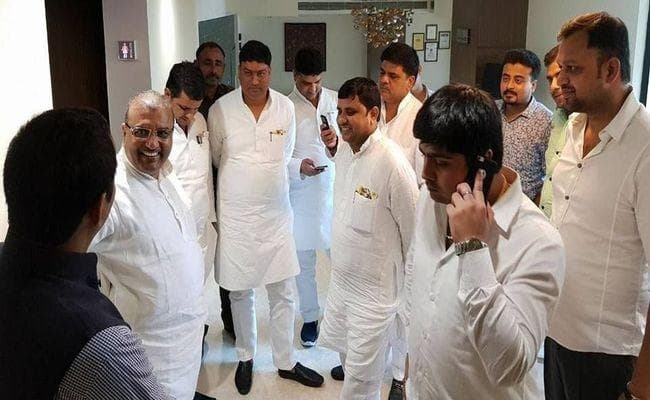 पटना : लालू की रैली में यूपी से आये मेहमानों का स्वागत करते केंद्रीय मंत्री के बेटे की तस्वीर वायरल