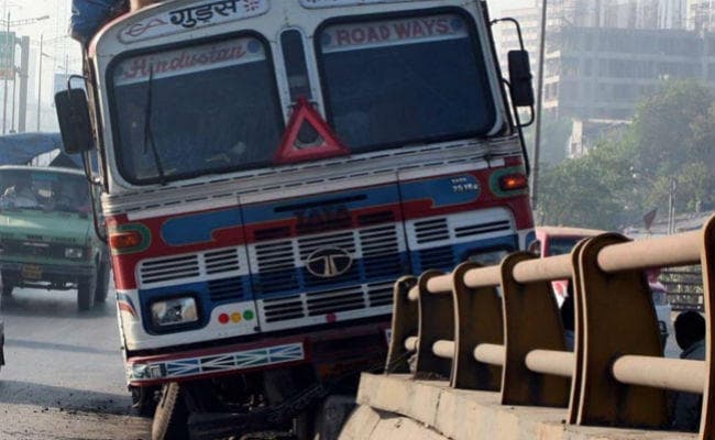 गुजरात में ट्रक-जीप की टक्कर में एक ही परिवार के 11 सदस्यों की मौत