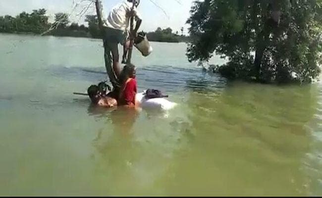 बाढ़ की तेज धारा में पलटी नाव, देखें लाइव रेस्क्यू वीडियो सिर्फ प्रभात खबर डॉट कॉम पर