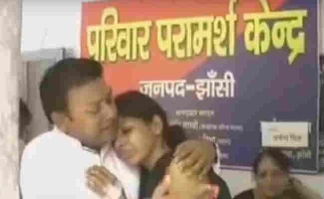 #viral video : रूठी बीवी थाने पहुंची, तो रोमांटिक गाना गाकर पति ने जीता पत्नी का दिल