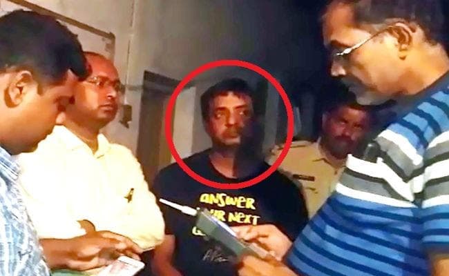 गया : शराब पीने के मामले में चिकित्सक गिरफ्तार, देखें वीडियो