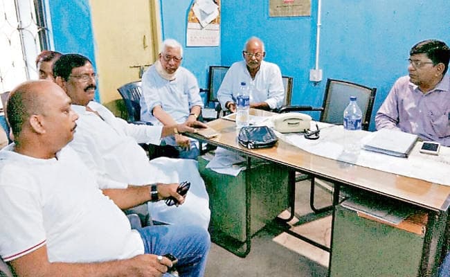 खदान में फंसे अशोक और प्रवेश का 12वें दिन भी नहीं मिला कोई सुराग, संयुक्त मोर्चा ने किया प्रबंधन का घेराव