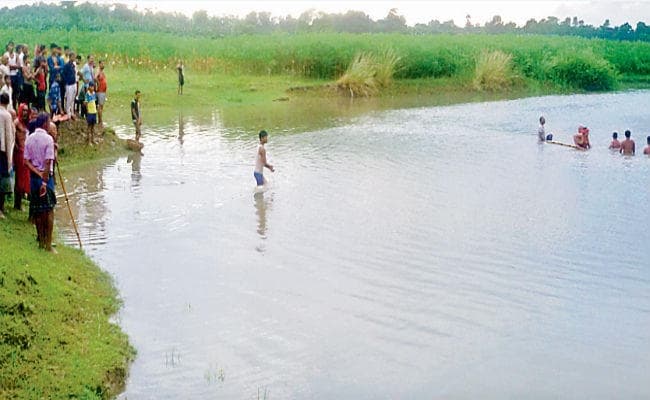 विसर्जन के दौरान हुआ हादसा, 12 बच्चे डूबे, पांच शव बरामद