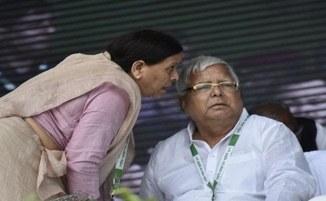 राजद की रैली में जब बोलते-बालते लालू भूले संख्या, तो राबड़ी ने याद दिलायी फैक्ट्स