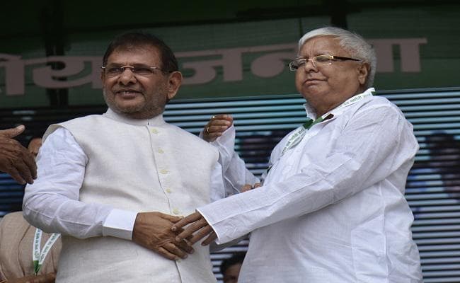 लालू से गले मिलने के बाद भी शरद को जदयू इस वजह से पार्टी से नहीं करेगी निष्कासित