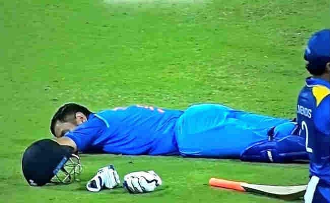 VIDEO : जब LIVE मैच के दौरान मैदान पर सो गये एमएस धौनी
