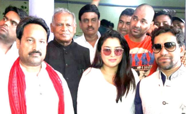 भोजपुरी फिल्मों के अभिनेता पवन सिंह के पिता के श्राद्धकर्म में शामिल हुए कई दिग्गज