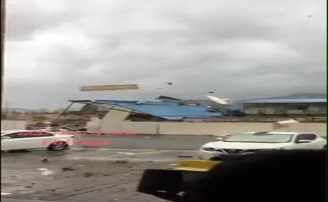 OMG : सोशल मीडिया पर VIDEO में VIRAL हो रहा अमेरिकी महातूफान का मंजर, पत्तों की तरह उड़ रहे मकान