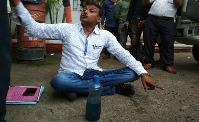 VIDEO : धनबाद में हाइवोल्टेज ड्रामा, जिप अध्यक्ष और पोषण सखी के पति में मारपीट, आत्मदाह की कोशिश