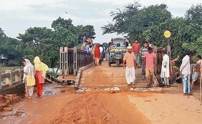 बाढ़ का कहर : क्षतिग्रस्त सड़कों की हो रही तेजी से मरम्मत