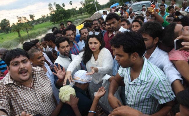 बाढ़ पीड़ितों की मदद करने पहुंचे भोजपुरी स्‍टार दिनेश लाल यादव और आम्रपाली दुबे, तसवीरें