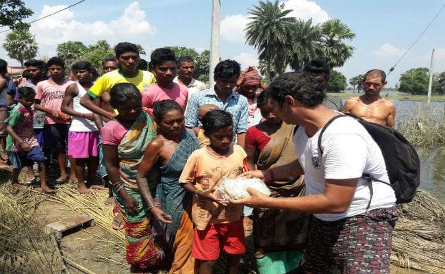 बाढ़ पीड़ितों की बेबसी देख राहत पहुंचाने वाले भी कह उठे फिर इस तरह ना आना हो यहां...