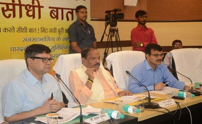 संवेदनशील बनकर जनता की समस्याओं का समाधान करें अधिकारी : रघुवर दास