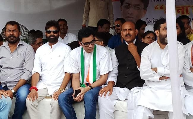 VIDEO : 164 बच्चों की मौत पर गर्मायी झारखंड की राजनीति, कांग्रेस ने रघुवर के खिलाफ किया प्रदर्शन