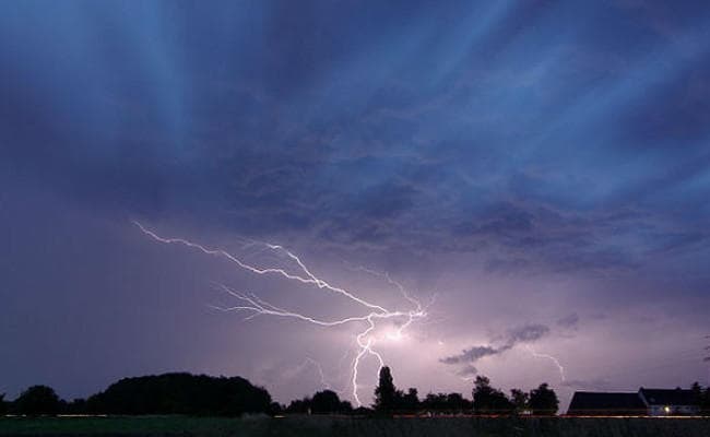 संताल परगना में वज्रपात से तीन की मौत, 30 मवेशी भी मरे