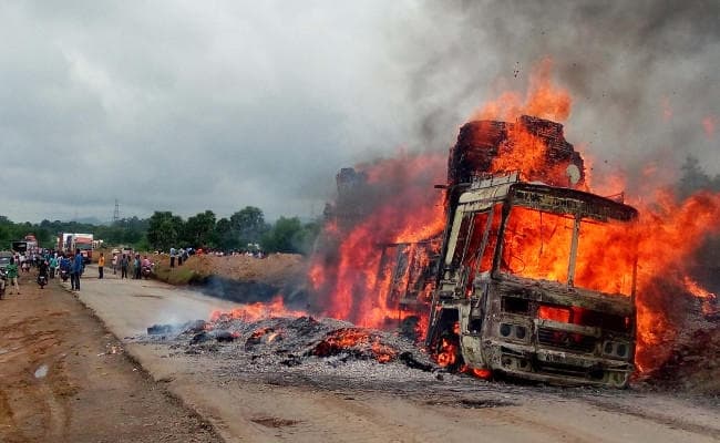 IN PICS : झारखंड के गालूडीह में एनएच-33 पर 4 घंटे तक धू-धू कर जलता रहा ट्रक, लगा लंबा जाम