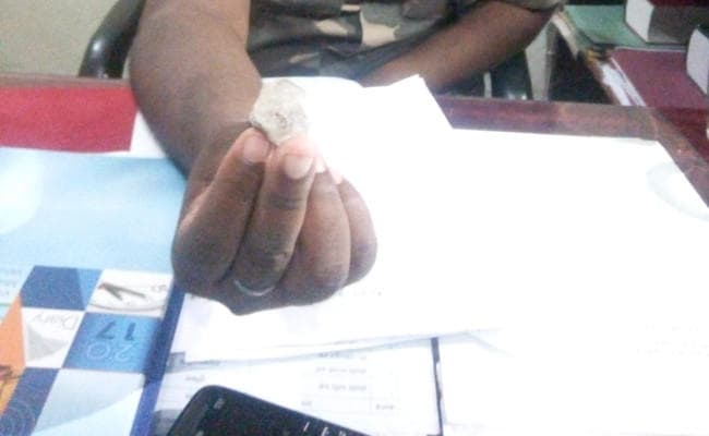 चुन रहा था कोयला, मिल गया हीरा, आफत में पड़ गयी जान...