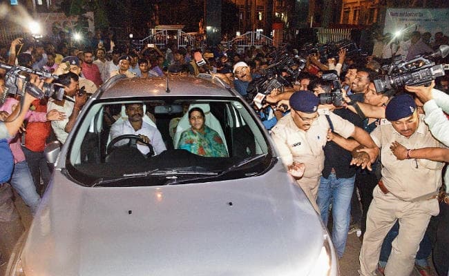 बेनामी संपत्ति मामला : जब आयकर की टीम ने राबड़ी-तेजस्वी को नाश्ता कराया और दागे थे ये सवाल....